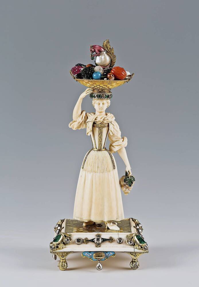 Frau mit Fruchtkorb