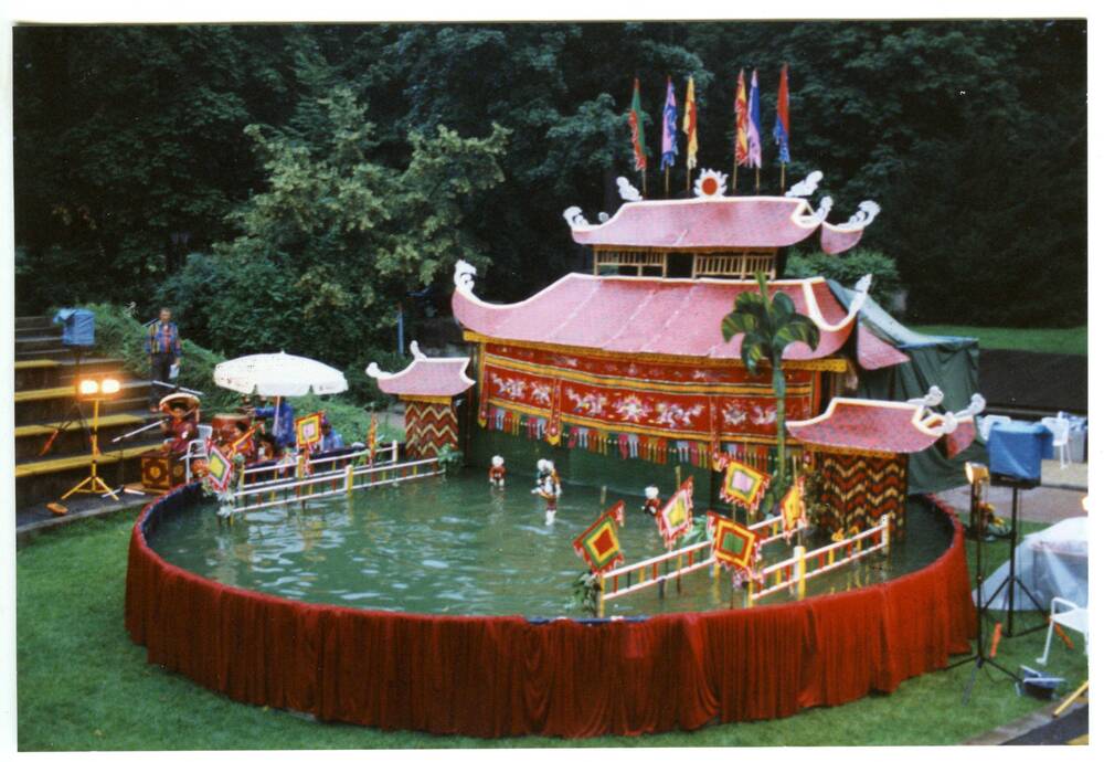 Aufführung eines vietnamesischen Wassermarionettentheaters im Großen Garten, Dresden