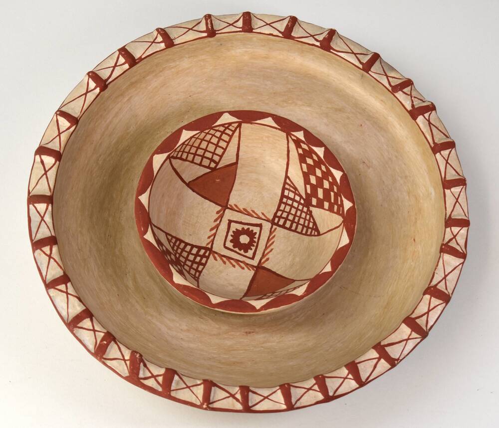 Großer Kuskusteller (tibsī kebīr/sīnīa) mit Innenteller