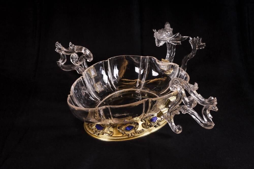 Shallow bowl with handels
