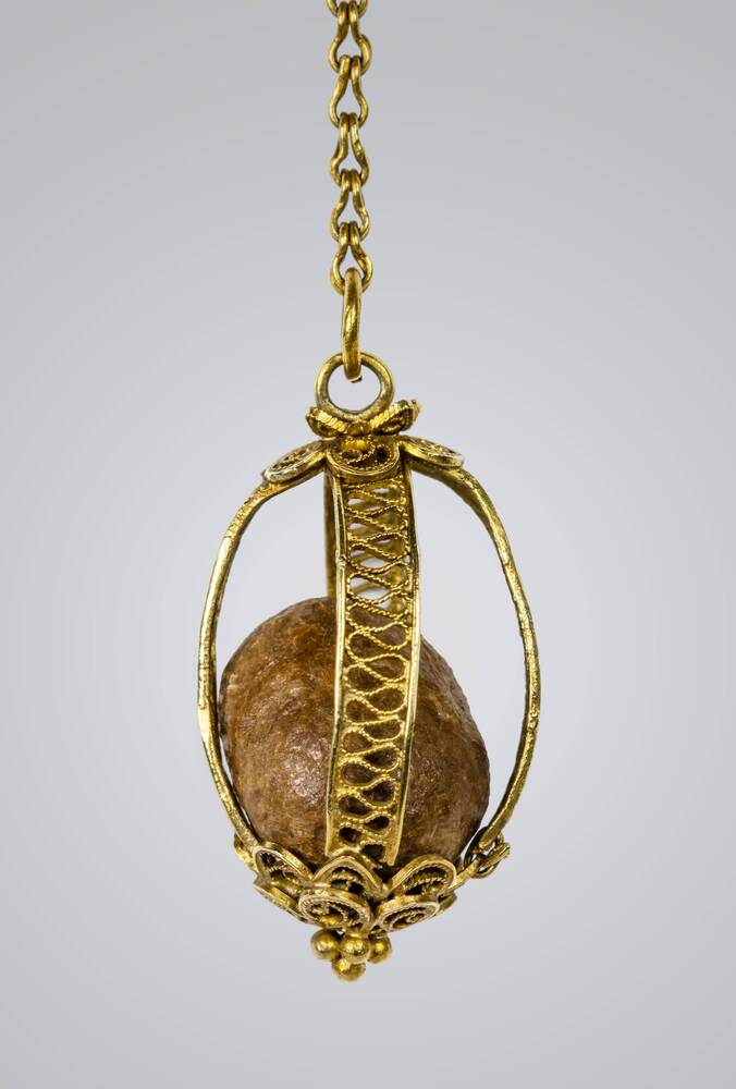 Bezoar in gold filigree setting