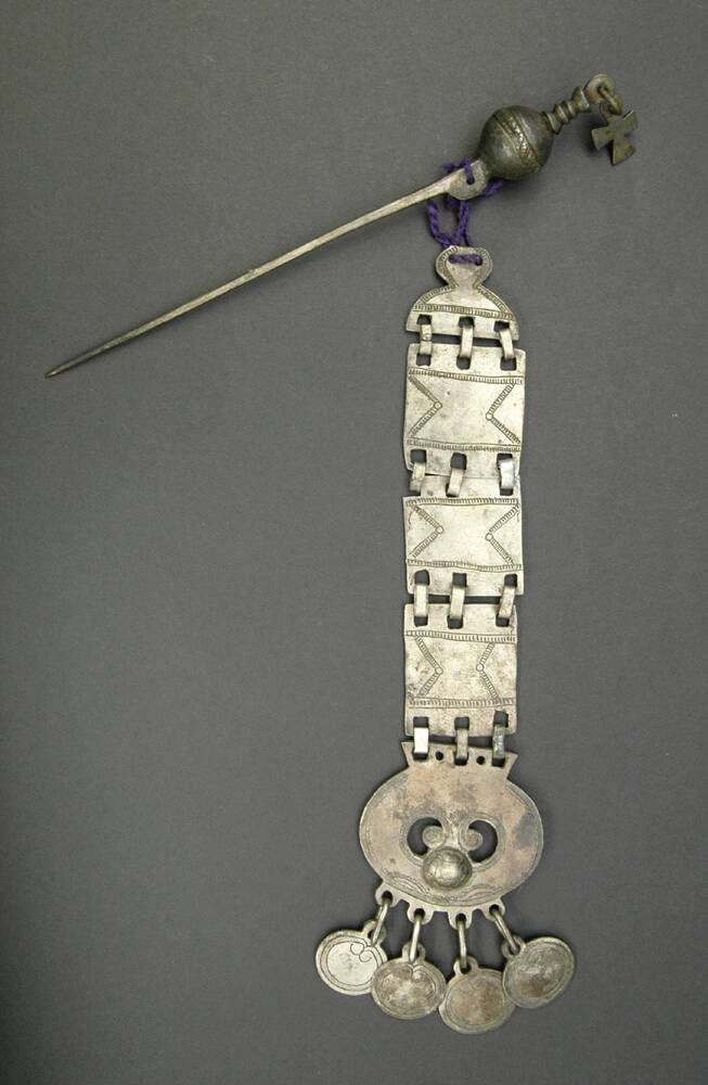 Brustschmuck mit Anstecknadel