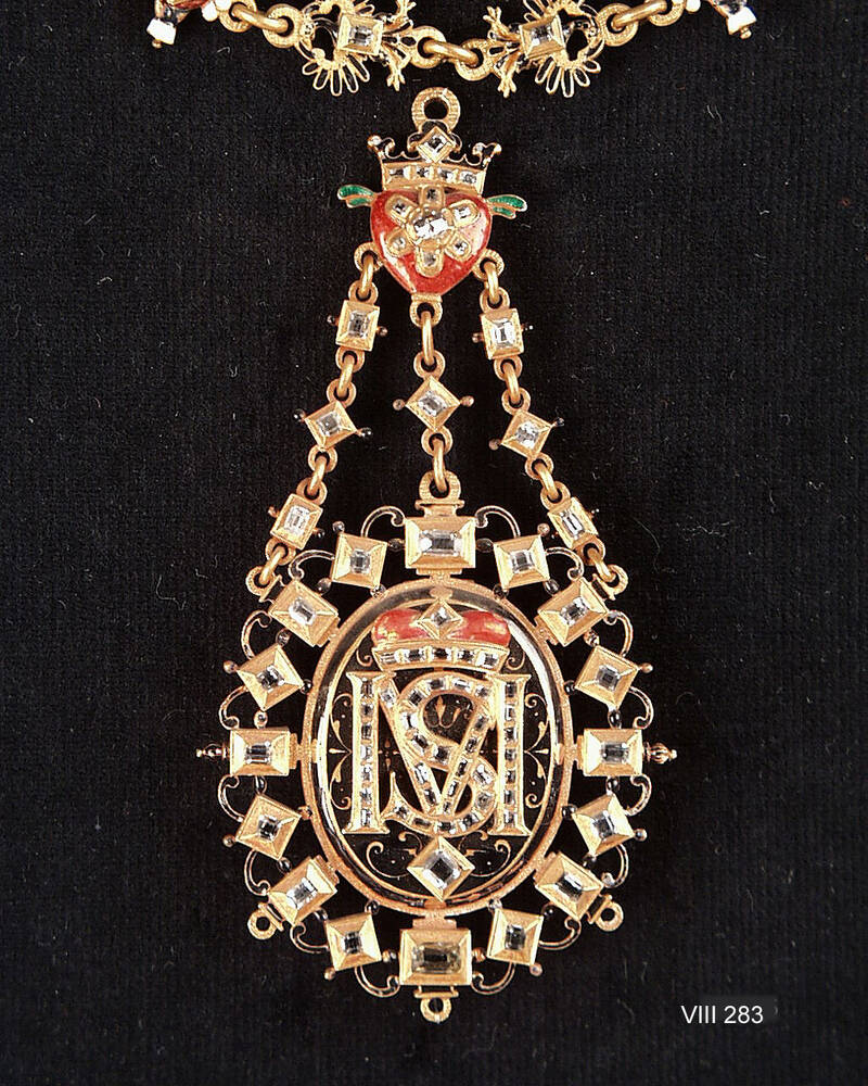 Monogrammanhänger M S mit Kette für Kurfürstin Magdalena Sibylla