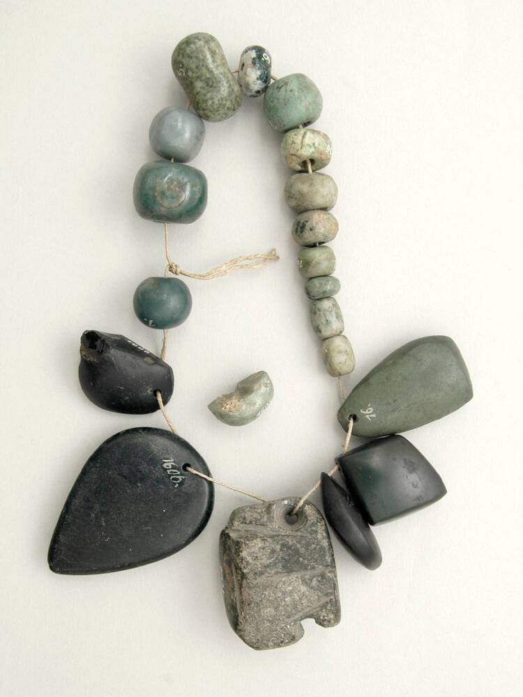 Kette aus Steinperlen