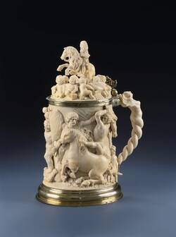 Humpen auf Johann Georg III. von Sachsen mit Kampfszene (Centauren und Lapithen)