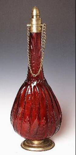 Kettenflasche mit eingeschnittenen Blumenmotiven