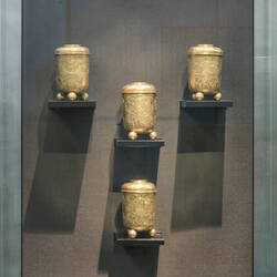Vier goldene Münzbecher mit Etuis
