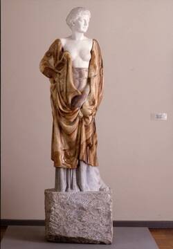 Große weibliche Gewandfigur