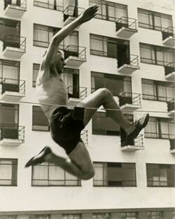 Hochspringer vor dem Bauhaus