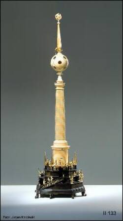 Hohe Elfenbeinsäule mit Uhr und Musikautomatenwerk