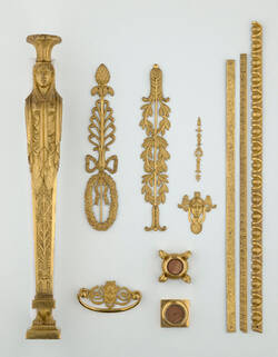 Messingschmuck eines Möbels