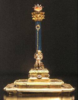 Gefesselter Amor an blauer Glassäule