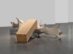Skulptur vom Sockel erschlagen