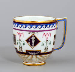 Tasse mit Groteskendekor